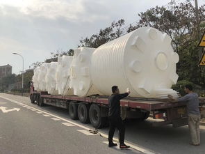 七大工厂储罐装车现场图 石化物流运输的高效与严谨